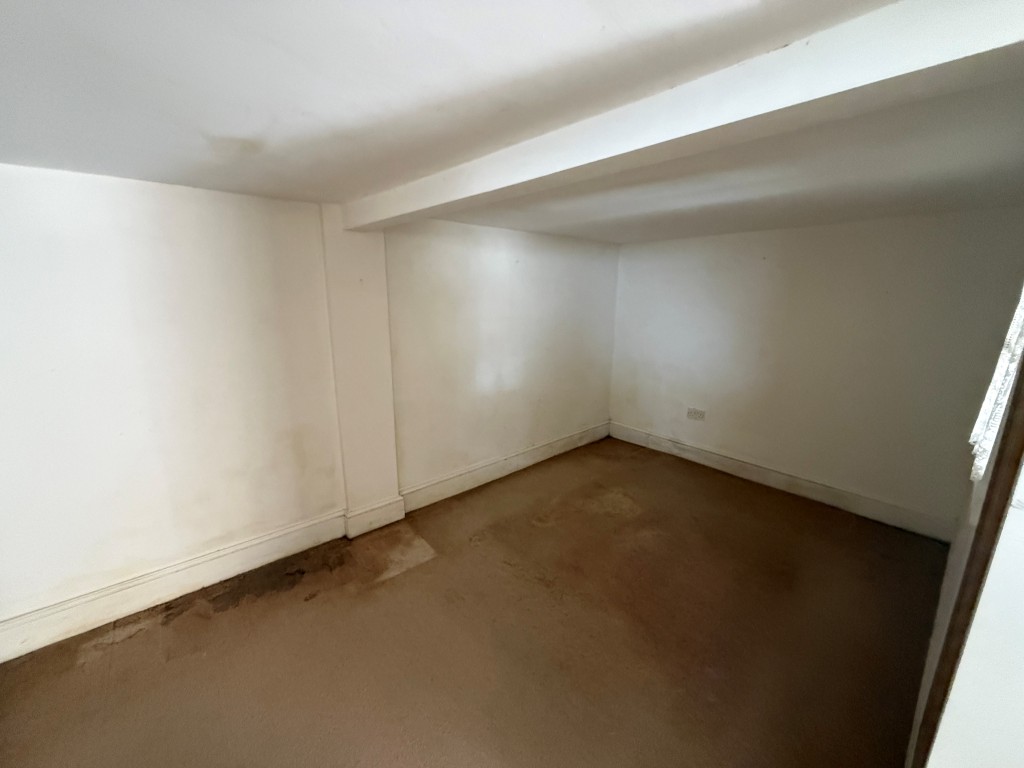Lot: 86 - PAIR OF SHOPS AND TWO FLATS FOR REFURBISHMENT - Room one